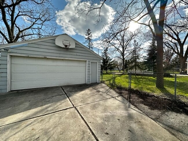 Building Photo - Charming 3 Bedroom 1 Bath Single Family Home