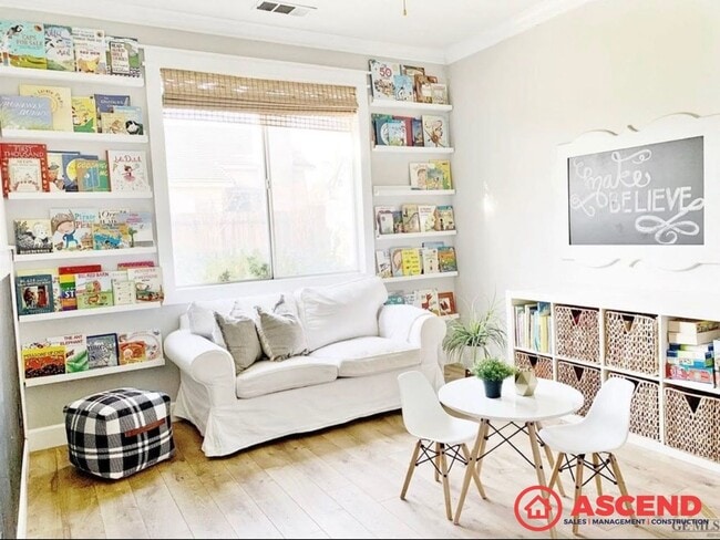 Building Photo - Darling Home in Olive Dr Area!