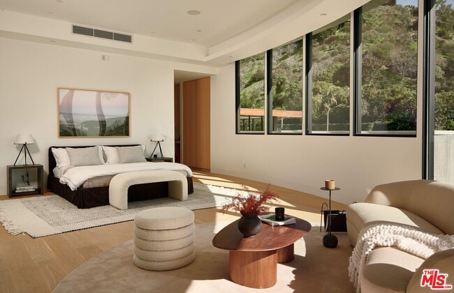 Building Photo - 10901 Chalon Rd