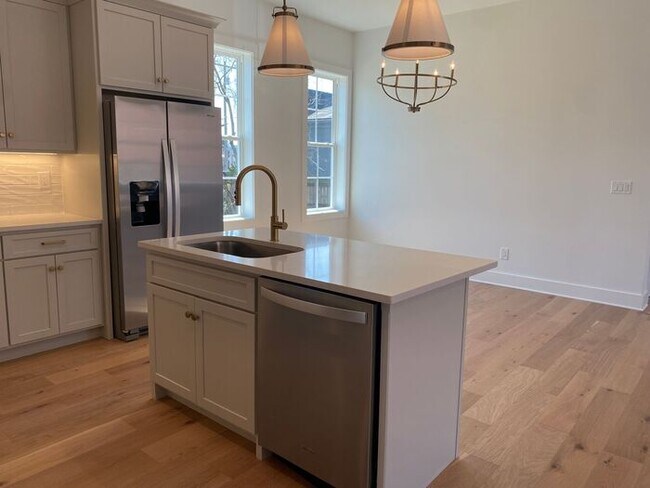 Building Photo - Luxury 4 Bed 3 Bath - 4 Minutes from Downt...