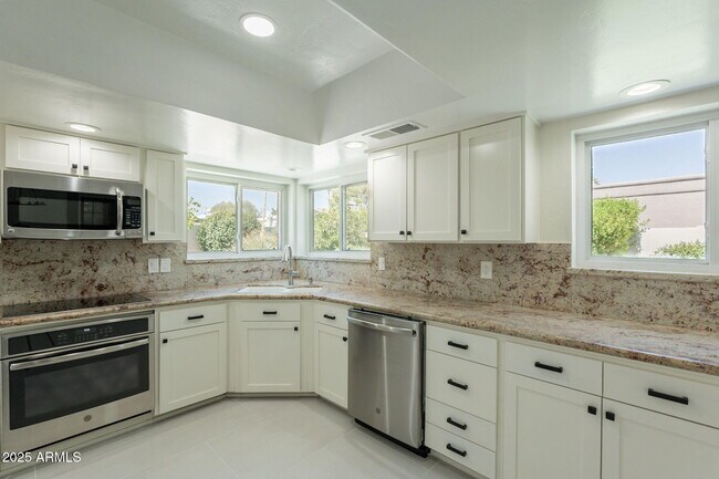 Building Photo - 8338 E San Rafael Dr