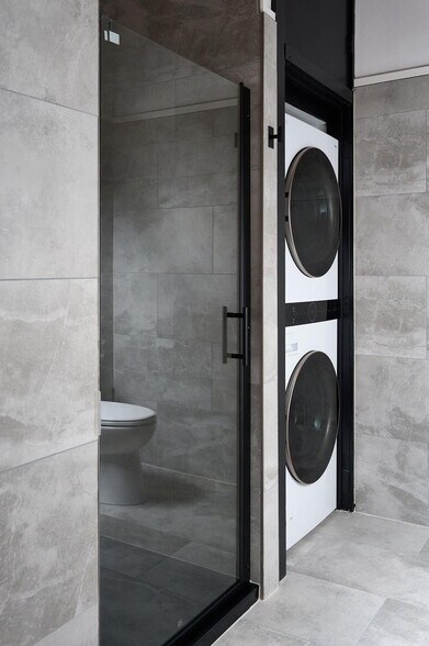 Building Photo - 403 E 33rd St