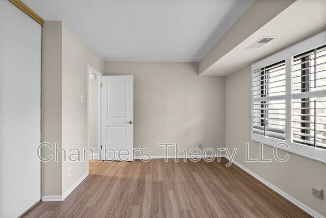 Building Photo - 309 Yoakum Pkwy