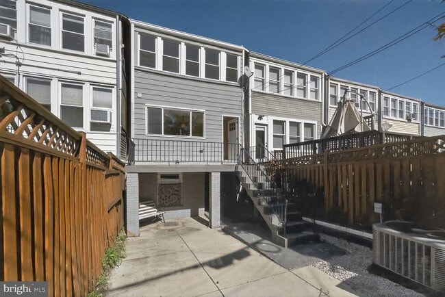 Building Photo - 1607 D St NE