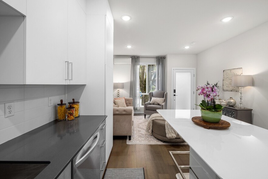 Building Photo - 1816 15th Ave S