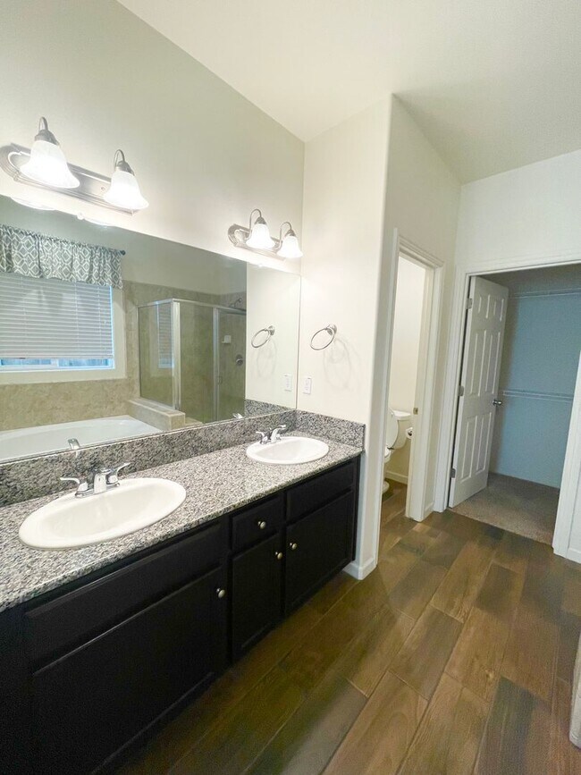 Building Photo - $2,195 Ashlan & Leonard 3 bed Home, Clovis...
