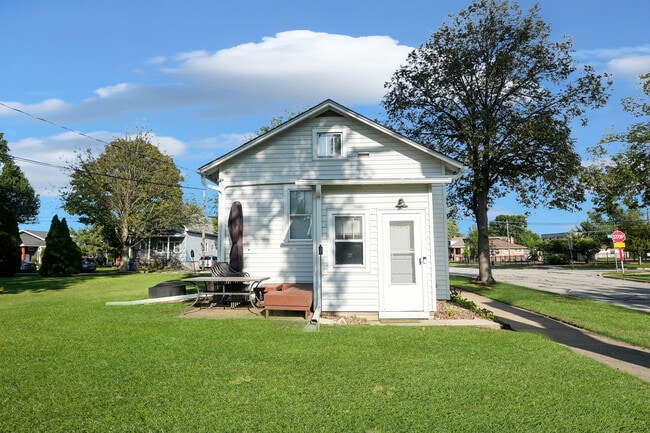 Building Photo - 4716 Douglas Rd