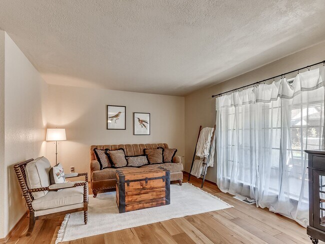 Building Photo - Fully Furnished Short Term Rental