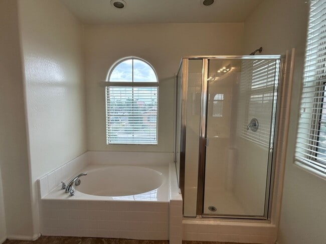 Building Photo - Spacious 4 Bedroom, 3 Bath Two-Story Glend...