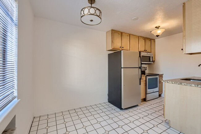 Building Photo - Cozy 1 Bed/1 Bath Near The Heart of Denver!!