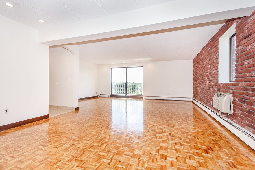 Primary Photo - 30 Harris St