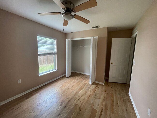 Building Photo - Great Home Great Location - 4 br 2 1/2 bath
