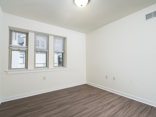 2 Bed + Den / 1 Bath - 1,500 SF - Bedroom - Albion