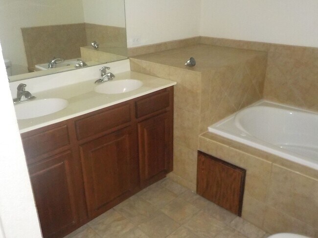 Building Photo - 1509 Hickory Ln