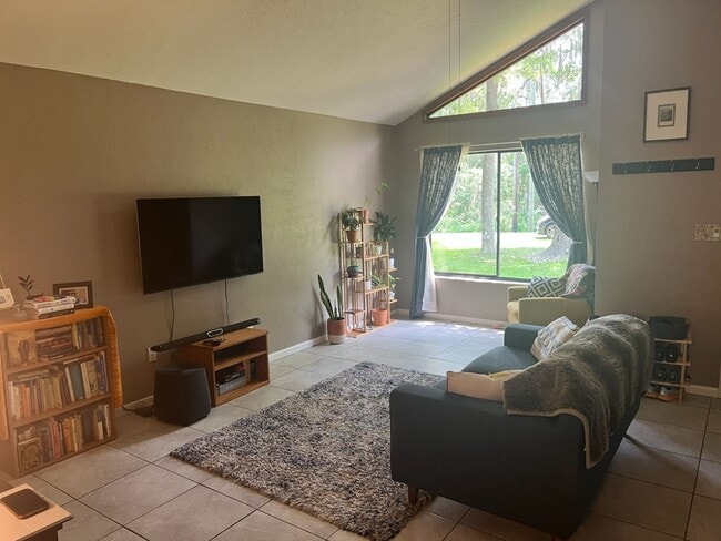 Building Photo - Super cute 3 bedroom 2 bath in NW Miram Manor