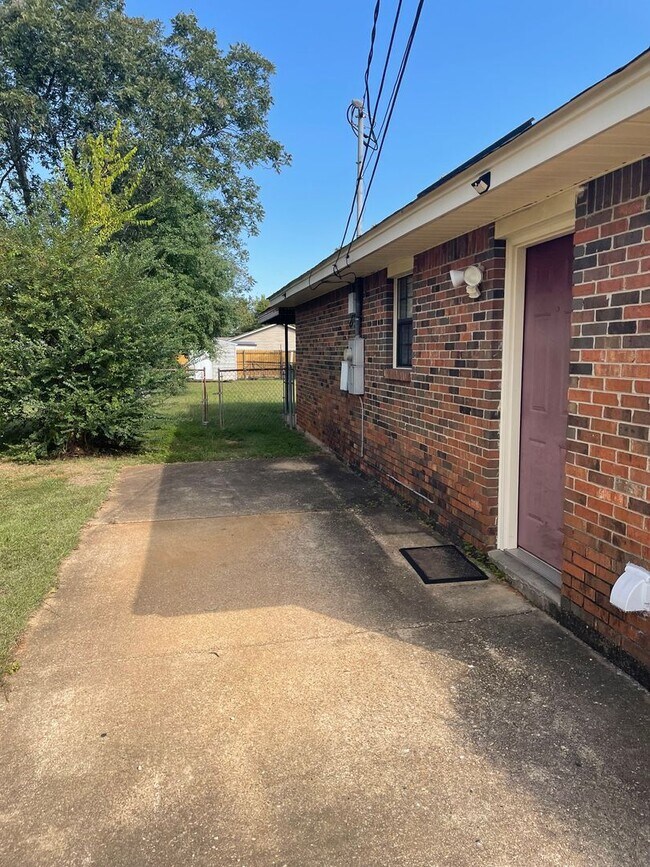 Building Photo - **3 Bed 2 Bath located off Atlanta Hwy ** ...