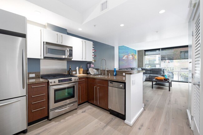 Building Photo - 1BD/1BATH Perfectly situated 1 bedroom condo for rent in Downtown!
