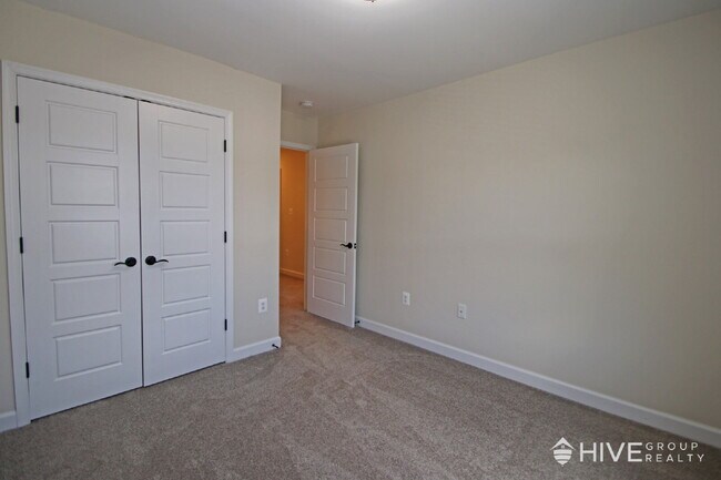 Building Photo - Beautiful End-Unit Townhouse with Pond Vie...