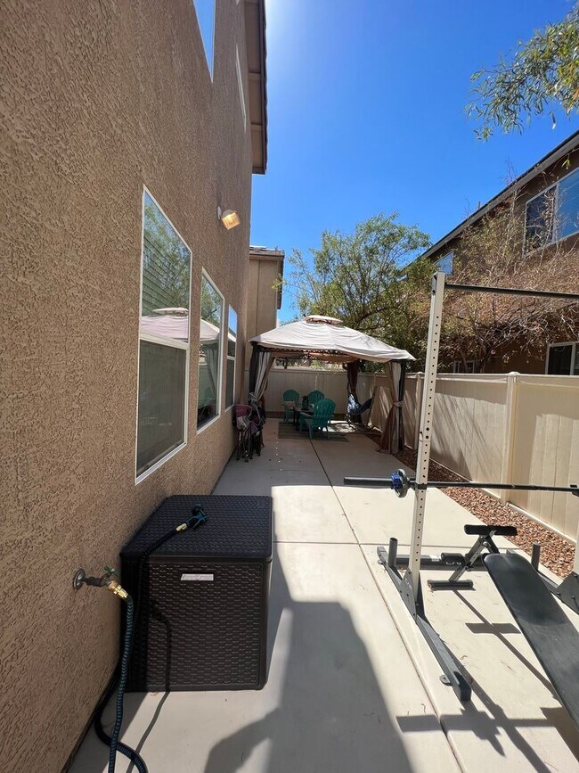 Building Photo - ABSOLUTELY AMAZING! Large 4 bedroom 2 stor...