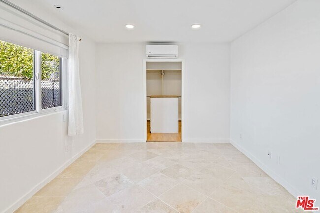 Building Photo - 516 1/2 Hill Street Unit