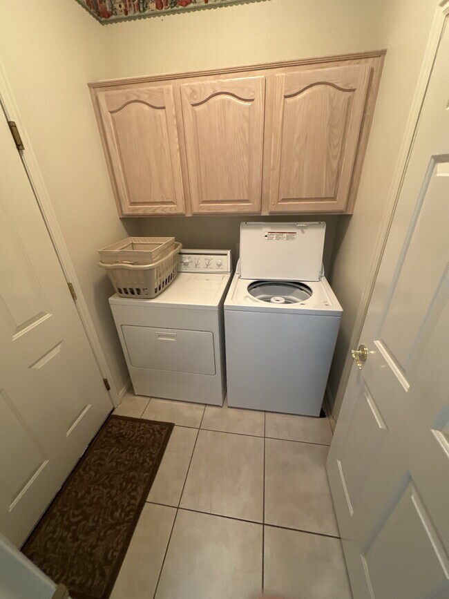 Building Photo - Furnished Quaint, Quiet Location, Centrally Located, 2 Bed 2.5 Bath