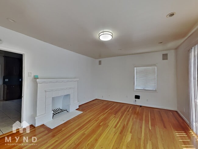 Building Photo - 2860 Montana St