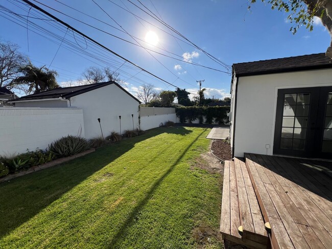 Building Photo - Clean and Updated 2 Bedroom in Long Beach