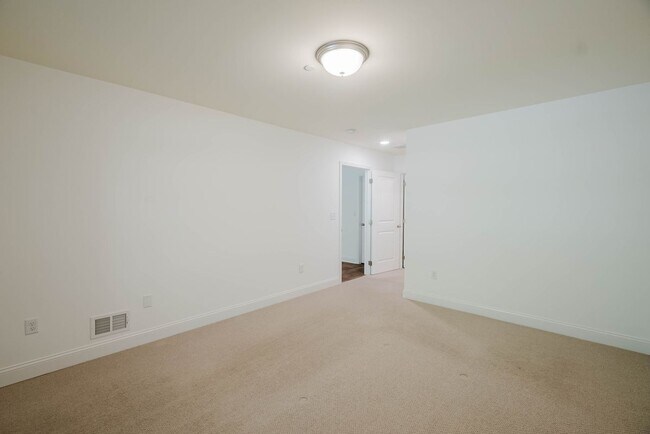 Building Photo - 70 Arcadia Ct