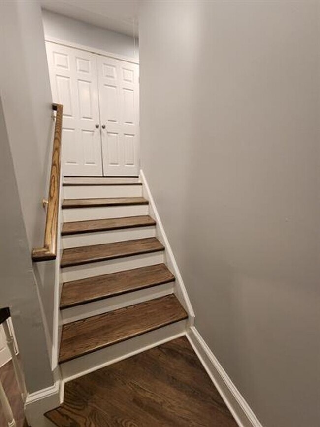 Building Photo - Spacious 3/2.5 Located Near Downtown Greenville!