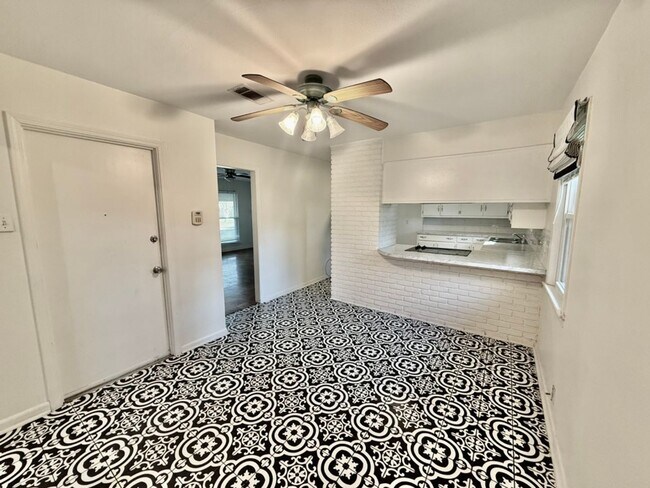 Building Photo - 3 Bedroom Home in Parkland Terrace