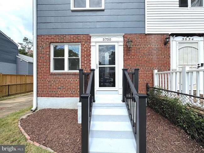 Building Photo - 5700 Fenwick Dr
