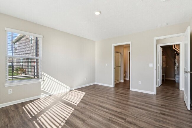 Building Photo - Fantastic 3bd/2ba home! Coming soon!