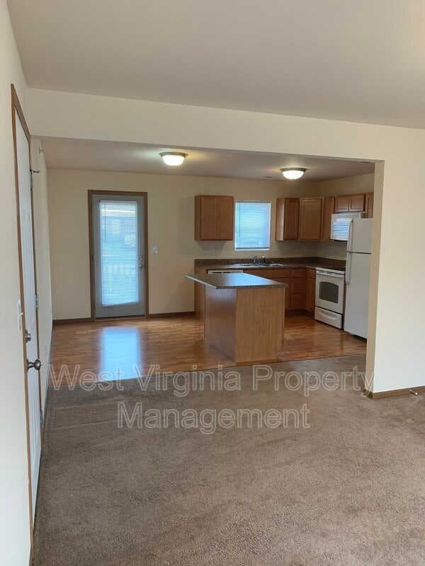 Building Photo - 196 Cardinal Wy