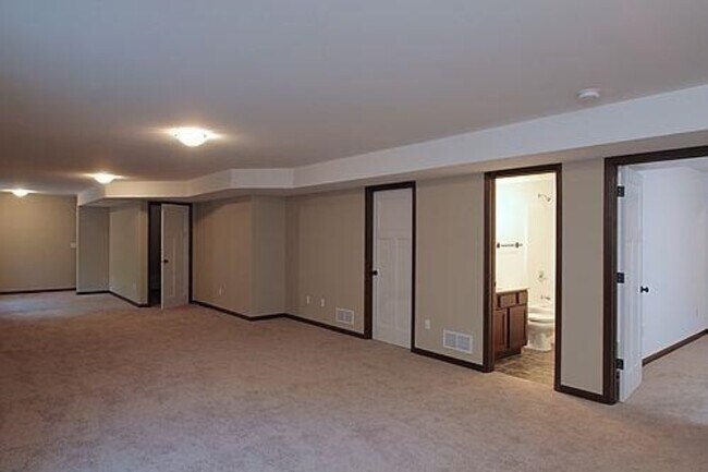 Building Photo - 4 Bedroom Home in Mackinaw Village