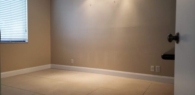 Building Photo - 331 Lakeview Dr