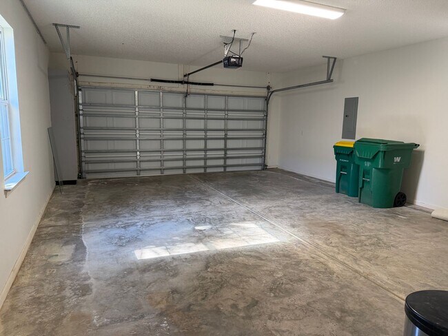 Building Photo - Beautiful Home in Sun City - Freshly Painted, New Flooring!