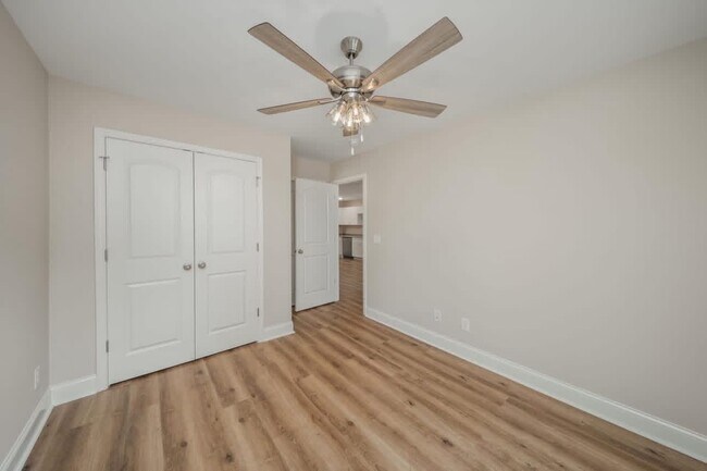 Building Photo - 120 Northlake Dr