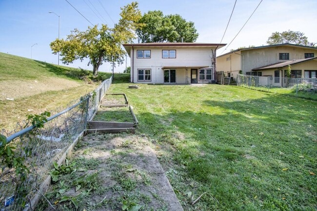 Building Photo - 1220 Hillcrest Dr