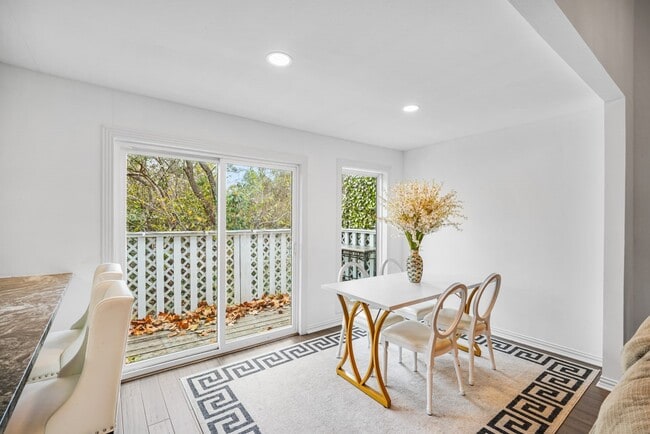 Building Photo - 9400 Doliver Dr