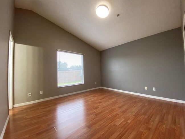 Building Photo - 9675 Hollyhill Dr