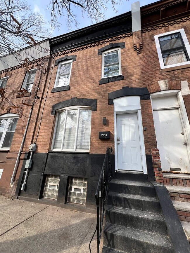 Building Photo - Remodeled 3b/1.5b House in South Philly! Section 8 ONLY!