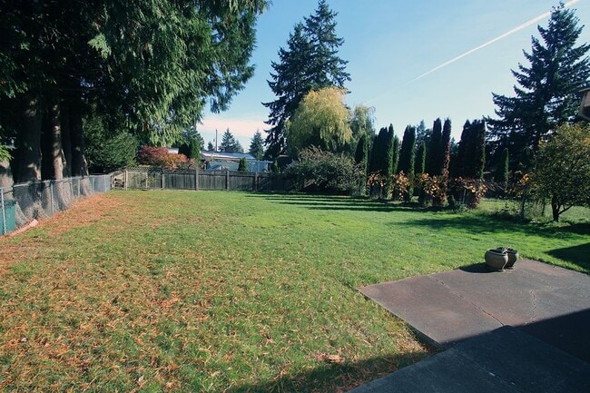 Building Photo - UPDATED & WELL MAINTAINED 3 BED, 2 BATH SE...