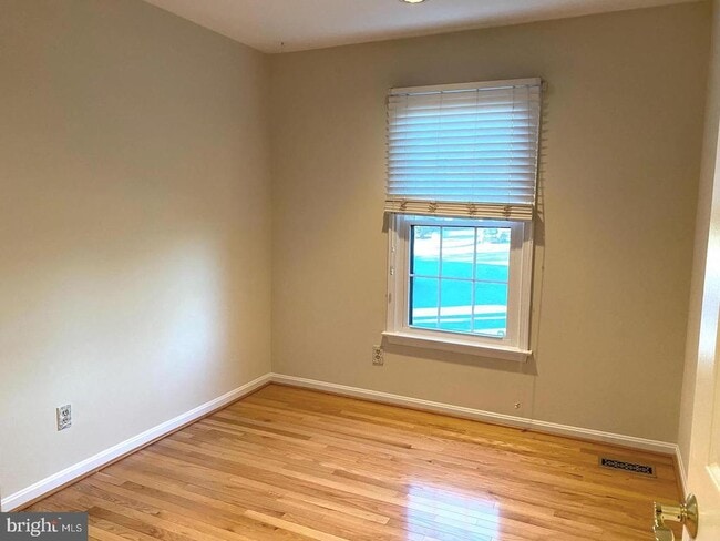 Building Photo - 13 Dickens Square