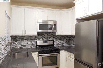 Building Photo - $2990 / 2 BR GORGEOUS REMODELED MEADOWBROO...