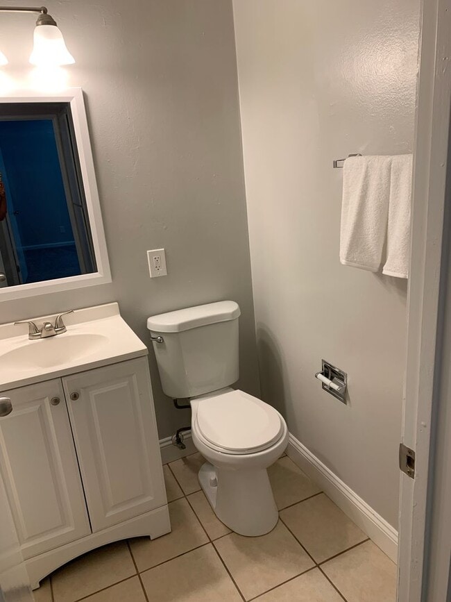 Building Photo - 2 bedroom 1.5 bath condo !
