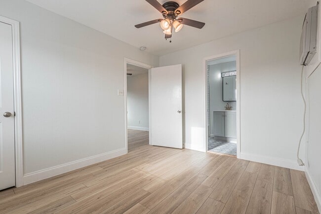 Building Photo - 2303 Rosewood St