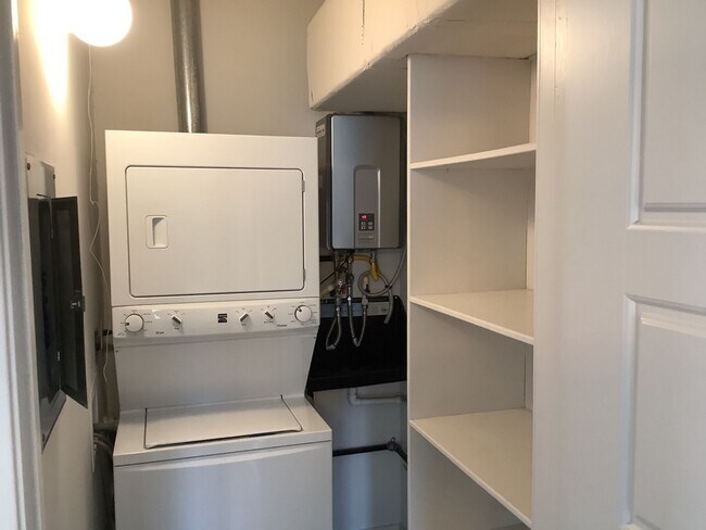 Building Photo - Renovated 1/1 Mid-Century Gem in Historic ...