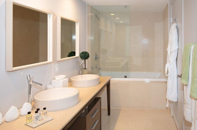 Building Photo - 485 Brickell Ave