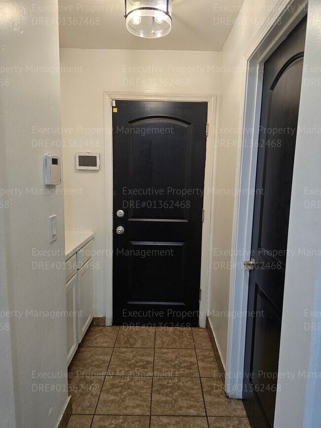 Building Photo - 3 bedroom/ 2.5 bathroom 2 story home.