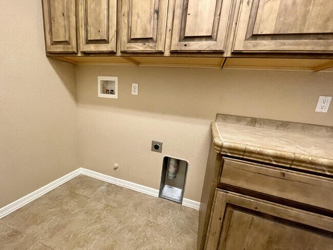 Building Photo - BHCRENT.COM Golf Course Living - Gated Com...